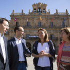 La presidenta del PSOE en Castilla y León, Soraya Rodríguez, realiza una visita a Salamanca con motivo de la campaña electoral. En la imagen junto a los candidatos, David Serrada y Rosa López (D), y al secretario provincial del PSOE, Fernando Pablos.-ICAL