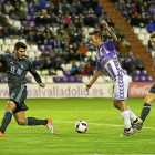 Sergio Marcos se dispone a encarar a Raúl Navas en el partido frente a la Real Sociedad.-MIGUEL ÁNGEL SANTOS