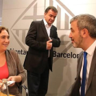 Ada Colau con el socialista Jaume Collboni y, detrás, el republicano Alfred Bosch.-/ RICARD CUGAT