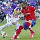 Hernán Pérez intenta regatear al central Mario, ayer en Zorrilla.-J.M. Lostau