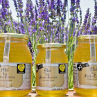 Virginia San José retira la miel en sus instalaciones de 900 metros en las que cuentan con moderna maquinaria.-L.P.
