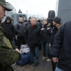 Prisioneros ucranianos durante la operación de intercambio en el punto de control cercano a Górlovka, el 27 de diciembre.-AFP / ALEKSEY FILIPPOV
