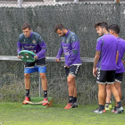 Juan Villar agarra una pesa durante el entrenamiento de ayer, primero que realiza con el resto del equipo desde su lesión.-BALCAZA