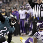 Corey Graham de los Eagles después de interceptarle un balón a Adam Thielen de los Minnesota Vikings-MATT SLOCUM