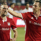 Franck Ribéry, a la izquierda, celebra un gol ante el Milan en el amistoso de este jueves en Chicago.-EFE / JOHN GRESS
