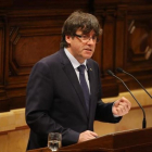 El president de la Generalitat, Carles Puigdemont, en el Parlament.-EL PERIÓDICO