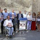 El presidente del PP de Valladolid, Jesús Julio Carnero, durante su intervención en el homenaje a Miguel Ángel Blanco acompañado de miembros de su partido.-ICAL