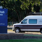 Una ambulancia llega al hospital de Dallas en el que está ingresado el paciente con ébola, este martes.-Foto: AFP / MIKE STONE