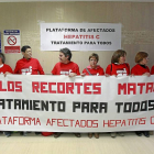 Encierro de protesta de los afectados de Hepatitis C, ayer, en el vestíbulo del Hospital Clínico Universitario-J. M. LOSTAU
