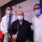 El jefe de Cardiología del Clínico, Alberto San Román, junto al cardiólogo responsable de la Unidad Intervencionista, Ignacio Amat, y el paciente Eduardo.- ICAL