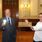 El alcalde de Valladolid, Javier de la Riva, participa en un truco lumínico con el mago Juan Mayoral tras la presentación de la alianza de ciudades 'Lightscape Cities'-Ical