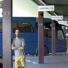 El ingeniero informático David Carrancio en la estación de autobuses de Palencia.-MANUEL BRÁGIMO