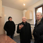 El obispo de Ávila, Jesús García Burillo, y el administrador general de Cáritas, Fernando Carrasco visitan las viviendas-Ical