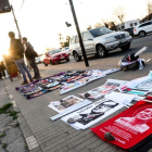 Vendedores ambulantes exhiben banderas con la imagen del rostro de Salvador Allende.-ALBERTO VALDES (EFE)