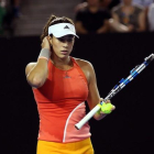 Muguruza se prepara para sacar contra la checa Barbora Strycova.-EFE / DAVID CROSLING