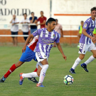 Anuar dirige el balón durante el amistoso que enfrentó alRealValladolid con el Atlético Tordesillas.-PABLO REQUEJO