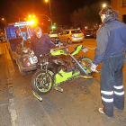Los operarios retiran la moto tras el accidente en Madre de Dios.-J.M. LOSTAU