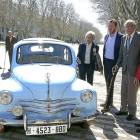 El alcalde, en el centro, durante el homenaje a Jiménez-Álfaro.-J.M. LOSTAU