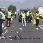 Agentes de la Guardia Civil y miembros de Emergencias, en el lugar del atropello, en Oliva (Valencia).-EFE