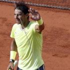 El cable de la llamada cámara-araña, justo delante de Rafa Nadal, al final del partido contra Londero. /-EFE