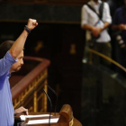 Pablo Iglesias levanta el puño, en la tribuna del Congreso.-JOSÉ LUIS ROCA