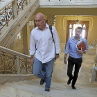 Mike Hansen y Javier Casado subiendo las escaleras del Ayuntamiento.-José C. Castillo