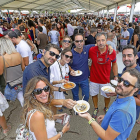 Vista general de la Feria de Folklore y Gastronmomía a las dos de la tarde de ayer.-J.M. LOSTAU