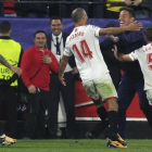 Los jugadores del Sevilla corren a abrazarse a Berizzo tras el empate (3-3) con el Liverpool, el martes por la noche.-AP / MIGUEL MORENATTI