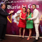 El alcalde de León, Antonio Silván (I), entrega uno de los los premios Innova del Diario de León-ICAL