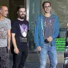 Raúl Allén y Patricia Martín en una imagen de archivo junto a uno de sus trabajos para la serie ‘Secret weapons’ de Valiant.-PABLO REQUEJO / E. M.