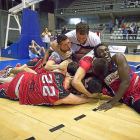 Los jugadores del Comercial Ulsa celebran el triunfo sobre la cancha del polideportivo alicantino-R. GRÁFICO: LOF