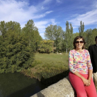 Ana Isabel Magide y Juan Andrés Oria , autores del modelo de gestión de las riberas aplicado a los ríos Carrión y Valdavia de Palencia, junto al río Carrión a su paso por Husillos.-MANUEL BRÁGIMO