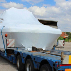 Barco transportado por carretera en el que viajaban ocultos tres 'polizones' que han sido detenidos en La Ribera.-GUARDIA CIVIL