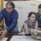 Roberto Ortega, Caterine Arias y Fidel Torcida con restos fósiles de dinosaurio.-SANTI OTERO