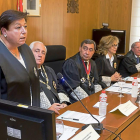 Soledad Martín durante su discurso seguido con atención por Asunción, Sánchez Melgar, Rey, Trebolle y Raúl, el secretario de la Fiscalía de Valladolid.-PHOTOGENIC