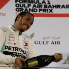 Hamilton, feliz, celebra su victoria en Bahrein.-