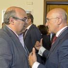 El portavoz de Toma la Palabra, Salvador Arpa, charla con Jesús Julio tras la toma de posesión.LAURA G. ESTRADA  VALLADOLID Todos los grupos que componen la Diputación tendrán asiento reservado en la Junta de Gobierno de la institución como muestra de par-Miguel Ángel Santos