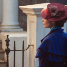 Emily Blunt, como Mary Poppins, frente al hogar de la familia Banks.-WALT DISNEY