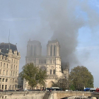 Una gran humareda en la catedral de Notre Dame.-