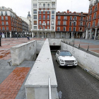 Un vehículo sale del aparcamiento subterráneo de la Plaza Mayor de Valladolid.-J.M. LOSTAU