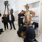 Los técnicos desembalan las tallas que participaron en la exposición de Alemania y que procesionarán en Semana Santa.-J. M. LOSTAU