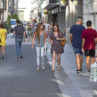 Los vallisoletanos toman la calle Regalado en su primer día como peatonal tras la obra para elevar la calzada a la altura de la acera.-PABLO REQUEJO (PHOTOGENIC)