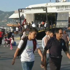 Grecia traslada a mas de mil refugiados para descongestionar campamento en Lesbos.-EFE