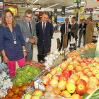 La consejera de Agricultura, Milagros Marcos, junto al director regional de Carrefour, Gabriel García Aparicio y Jorge Morro, de Industrias Agrícolas.-J. M. LOSTAU