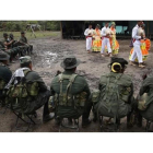 Miembros de las FARC realizan danzas folclóricas ante sus camaradas en en campamento de la jungla en Putumayo.-FERNANDO VERGARA / AP