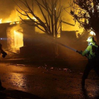 Los bomberos combaten las llamas que prenden en una vivienda en Los Ángeles, este lunes.-MARCIO JOSE SANCHEZ (AP)