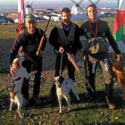 Los tres cazadores regionales en la semifinal nacional de Campo de Criptana, con Asier Mate en el centro.-EL MUNDO