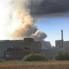 Imagen del incendio en uno de los talleres de la fábrica de café Seda, ubicada en la capital palentina.-ICAL