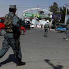 Un policía afgano junto al aeropuerto de Kabul-MOHAMMAD ISMAIL / REUTERS