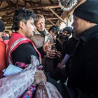 Un grupo de inmigrantes dialogan con la policía de fronteras, en Calais.-AFP / PHILIPPE HUGEN